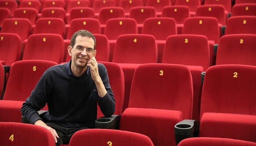 Michael Rösch pflegt Kontakte zu Regisseuren, Drehbuchautoren, Schauspielern und Mitarbeitern in Los Angeles.