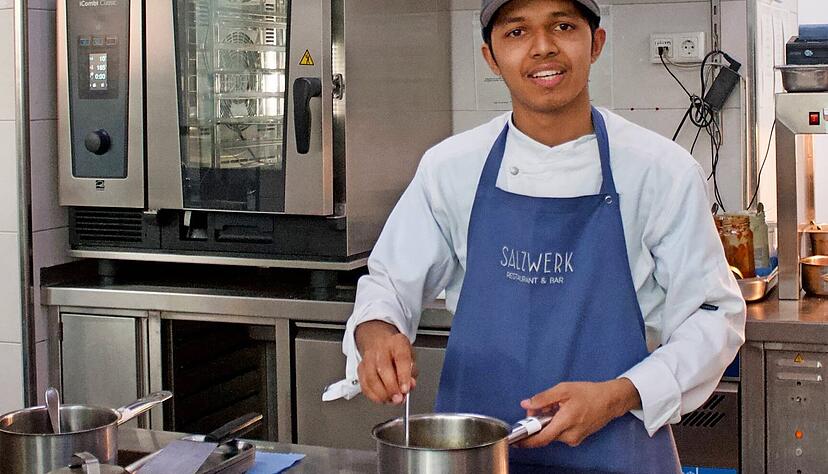 In der K&uuml;che f&uuml;hlt sich Manoj Neupane wohl. Nach seiner Ausbildung zum Koch arbeitet er nun fest als Koch im Saline 1822 Hotel.
