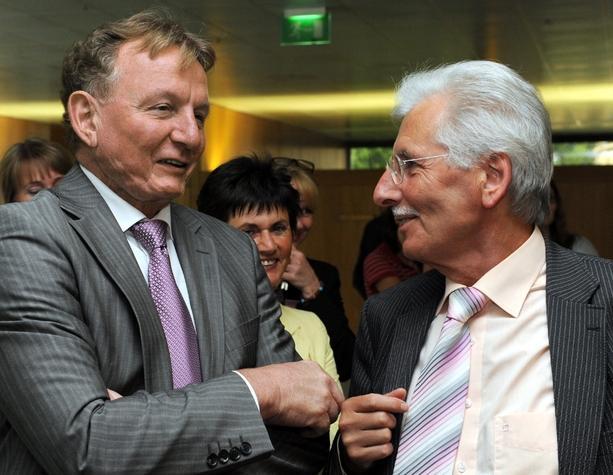 Die Fraktionsvorsitzenden Ulrich Noll (rechts, FDP) und Claus Schmiedel (SPD) im baden-w&uuml;rttembergischen Landtag in Stuttgart.