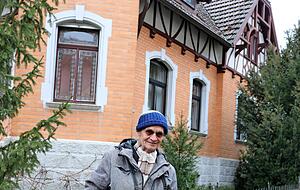 Horst Ahnert ist täglich mit Jessy im Ort unterwegs. Foto: Bettina Hachenberg Horst Ahnert ist täglich mit Jessy im Ort unterwegs. Foto: Bettina Hachenberg