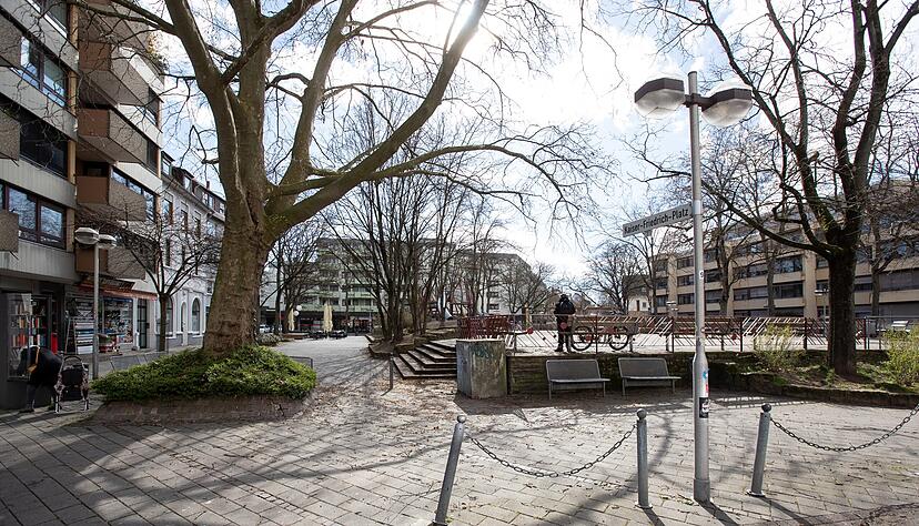 Von vielen hohen Geb&auml;uden ist der Kaiser-Friedrich-Platz umgeben.