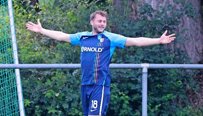 Markus Herkert breitet jubelnd die Arme aus. Er erzielte beim 2:0-Erfolg der SG Sindringen/Ernsbach gegen den VfR Heilbronn beide Tore. Schwerstarbeit leistete aber auch die Defensive der SG.
Foto: Marc Schmerbeck