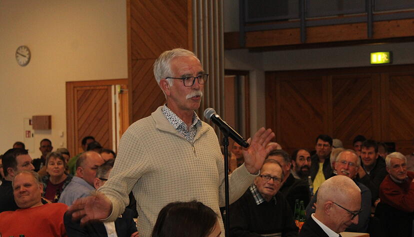 Hermann Zürn aus Möckmühl zeigte sich erfreut, dass die Betriebsübergabe an seine Töchter geglückt ist. Als Kreisgärtnermeister habe er nur zu oft erleben müssen, dass Betriebe mangels Nachfolge aufgegeben werden musste. Hermann Zürn aus Möckmühl zeigte sich erfreut, dass die Betriebsübergabe an seine Töchter geglückt ist. Als Kreisgärtnermeister habe er nur zu oft erleben müssen, dass Betriebe mangels Nachfolge aufgegeben werden musste.