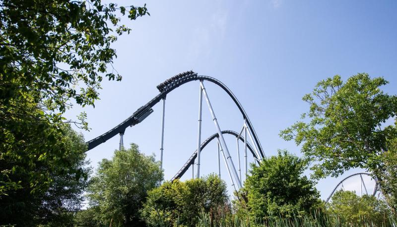 Besucher fahren im Europapark mit der Achterbahn «Silver Star». Besucher fahren im Europapark mit der Achterbahn «Silver Star».