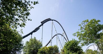 Besucher fahren im Europapark mit der Achterbahn «Silver Star».