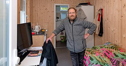 Eberhard Wolf ist zufrieden in seinem Tiny Haus in Sontheim. Es ist eines von zweien der Heilbronner-Stimme-Aktion "Menschen in Not" in Kooperation mit der Aufbaugilde.
Foto: Mario Berger