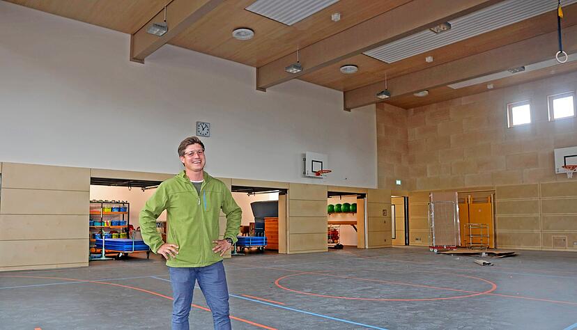 Ferdinand Böddinghaus kann strahlen. Das Multifunktionsgebäude ist bereit für den Bezug im September. Die Geräte für den Sportunterricht der Grundschüler sind in der neuen Halle bereits eingeräumt. Ferdinand Böddinghaus kann strahlen. Das Multifunktionsgebäude ist bereit für den Bezug im September. Die Geräte für den Sportunterricht der Grundschüler sind in der neuen Halle bereits eingeräumt.
