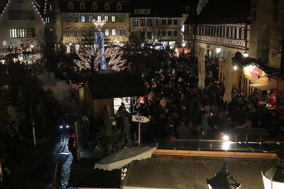 Besucher genießen den festlichen Start in die Adventszeit auf dem Weihnachtsmarkt.