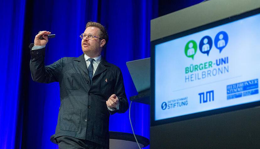 Professor Maximilian Lude spricht als Referent bei der B&uuml;rger-Uni &uuml;ber Fortschritt unter dem Motto "Ist das Zukunft oder kann das weg?"