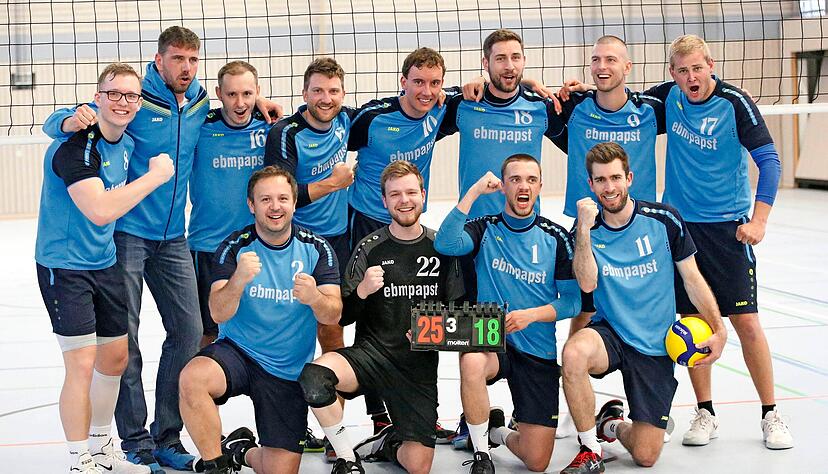 Auch wenn der Oberliga-Aufstieg über die Relegation verpasst wurde, freute sich die Mannschaft über eine starke Saison.
Fotos: Marc Schmerbeck Auch wenn der Oberliga-Aufstieg über die Relegation verpasst wurde, freute sich die Mannschaft über eine starke Saison.
Fotos: Marc Schmerbeck