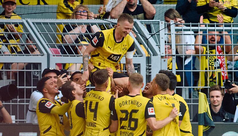 Die Dortmunder Spieler bejubeln mit Marco Reus sein Tor zum 2:0.