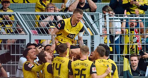Die Dortmunder Spieler bejubeln mit Marco Reus sein Tor zum 2:0.