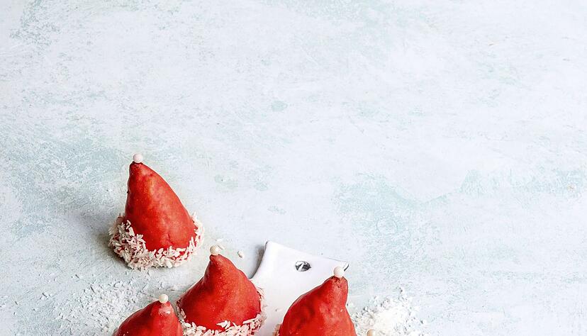 Durch die dreidimensionale Form haben die Nikolaus-Mützen aus Marzipan einen perfekten Stand.