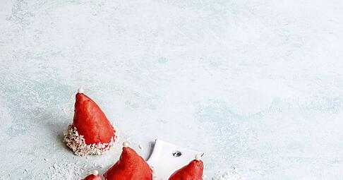 Durch die dreidimensionale Form haben die Nikolaus-Mützen aus Marzipan einen perfekten Stand.