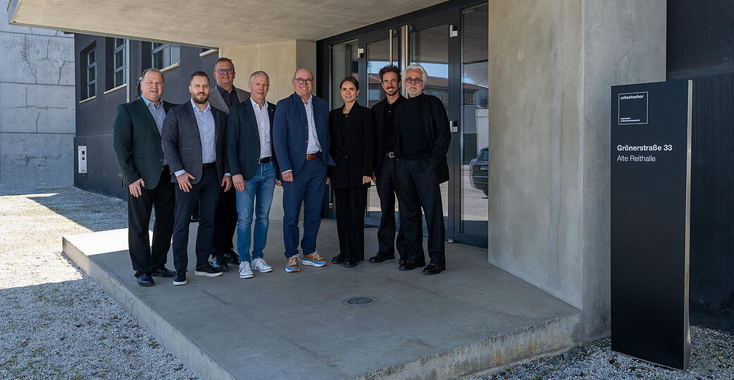 Partnerschaft in Ludwigsburg: (von links) Dirk Assenheimer und Marc Assenheimer (Gesellschafter), Sven Horlacher (Gesch&auml;ftsf&uuml;hrer), Wolfgang Koch (Leiter Interne Dienste), Marcel Stadtm&uuml;ller (Gesch&auml;ftsf&uuml;hrer) sowie Madlen Maier, Max Maier (jun.) und Max Maier von Urban Harbor an der Alten Reithalle.