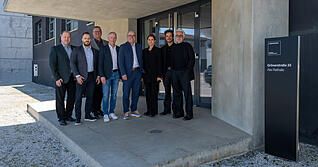 Partnerschaft in Ludwigsburg: (von links) Dirk Assenheimer und Marc Assenheimer (Gesellschafter), Sven Horlacher (Gesch&auml;ftsf&uuml;hrer), Wolfgang Koch (Leiter Interne Dienste), Marcel Stadtm&uuml;ller (Gesch&auml;ftsf&uuml;hrer) sowie Madlen Maier, Max Maier (jun.) und Max Maier von Urban Harbor an der Alten Reithalle.