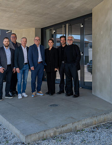 Partnerschaft in Ludwigsburg: (von links) Dirk Assenheimer und Marc Assenheimer (Gesellschafter), Sven Horlacher (Gesch&auml;ftsf&uuml;hrer), Wolfgang Koch (Leiter Interne Dienste), Marcel Stadtm&uuml;ller (Gesch&auml;ftsf&uuml;hrer) sowie Madlen Maier, Max Maier (jun.) und Max Maier von Urban Harbor an der Alten Reithalle.