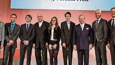 Tolle Überraschung für Jennifer Lutz (Mitte): die Abiturientin des TG erhielt 2013 den Ferry-Porsche-Preis und gewann jetzt noch ein Stipendium.Foto: Porsche Tolle Überraschung für Jennifer Lutz (Mitte): die Abiturientin des TG erhielt 2013 den Ferry-Porsche-Preis und gewann jetzt noch ein Stipendium.Foto: Porsche