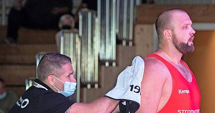 Trotz der körperlich wie mental anstrengenden Vorbereitung auf die Olympischen Spiele ist Eduard Popp derzeit noch immer in einer sehr guten Form. Der Schwergewichtler ringt in Nackenheim gegen den Griechen Laokratis Kesidis.
Foto: Andreas Veigel