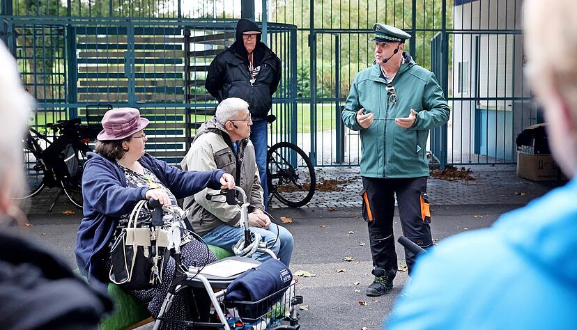 Theaterszene vor dem Freibad: Ein Obdachloser erzählt einer Passantin, die sich zu ihm setzt, von seinem Schicksal, als ihn ein Jugendlicher anpöbelt und die Polizei schließlich eingreift und ihm die Adresse der Wohnungslosenhilfe gibt. Theaterszene vor dem Freibad: Ein Obdachloser erzählt einer Passantin, die sich zu ihm setzt, von seinem Schicksal, als ihn ein Jugendlicher anpöbelt und die Polizei schließlich eingreift und ihm die Adresse der Wohnungslosenhilfe gibt.
