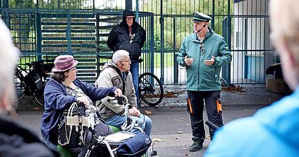 Theaterszene vor dem Freibad: Ein Obdachloser erzählt einer Passantin, die sich zu ihm setzt, von seinem Schicksal, als ihn ein Jugendlicher anpöbelt und die Polizei schließlich eingreift und ihm die Adresse der Wohnungslosenhilfe gibt. Theaterszene vor dem Freibad: Ein Obdachloser erzählt einer Passantin, die sich zu ihm setzt, von seinem Schicksal, als ihn ein Jugendlicher anpöbelt und die Polizei schließlich eingreift und ihm die Adresse der Wohnungslosenhilfe gibt.