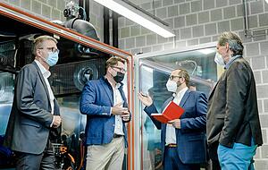 Reger Austausch am Batterie-Pr&uuml;fstand: (von links) Werkleiter Fred Schulze, Vorstand Oliver Hoffmann, Alexander Schnell (Heilbronner Stimme) und Betriebratschef Rolf Klotz.