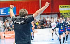 Der Moment der Gewissheit: Trainer Thomas Zeitz riss nach Spielschluss die Arme in die Höhe.