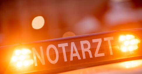 Ein Motorradfahrer stirbt trotz not&auml;rztlicher Versorgung noch an der Unfallstelle. (Symbolbild)