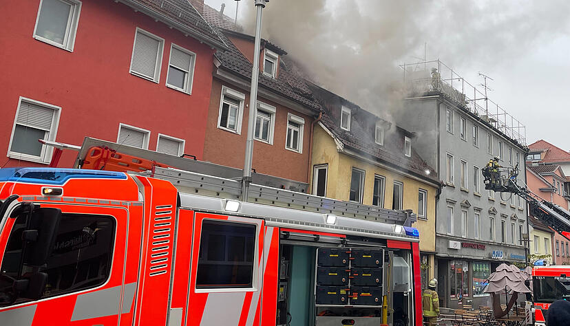 Einsatzkr&auml;fte der Feuerwehr l&ouml;schen einen Brand in der Innenstadt von Esslingen. In Esslingen l&auml;uft ein gr&ouml;&szlig;erer Polizeieinsatz.