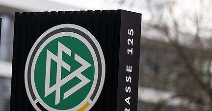 Blick auf ein Logo des Deutschen Fußball-Bundes (DFB) vor dem DFB-Campus. Blick auf ein Logo des Deutschen Fußball-Bundes (DFB) vor dem DFB-Campus.