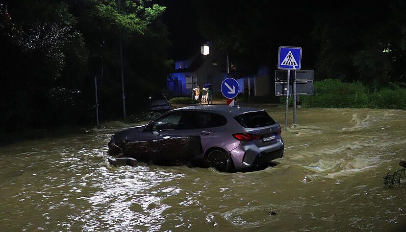 In der Stadt Ebersbach an der Fils bei Stuttgart ist am Sonntagabend wegen des Hochwassers Vollalarm ausgerufen worden. In der Stadt Ebersbach an der Fils bei Stuttgart ist am Sonntagabend wegen des Hochwassers Vollalarm ausgerufen worden.