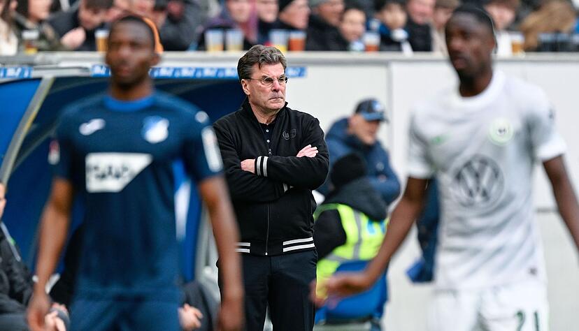 Dieter Hecking (M) bei seinem Comeback als Bundesliga-Trainer.