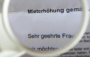 Die Höhe der Mieten kann Existenzen bedrohen.  Foto: Jens Kalaene/dpa