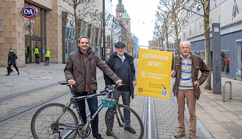 Wollen mit einem Bürgerbegehren den Klimaschutz in der Stadt beschleunigen: Patrick Wimmer (v. li.), Karl-Josef Jochim, Heinz Schwalb von German Zero. 
Foto: Veigel