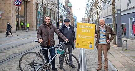Wollen mit einem Bürgerbegehren den Klimaschutz in der Stadt beschleunigen: Patrick Wimmer (v. li.), Karl-Josef Jochim, Heinz Schwalb von German Zero. 
Foto: Veigel