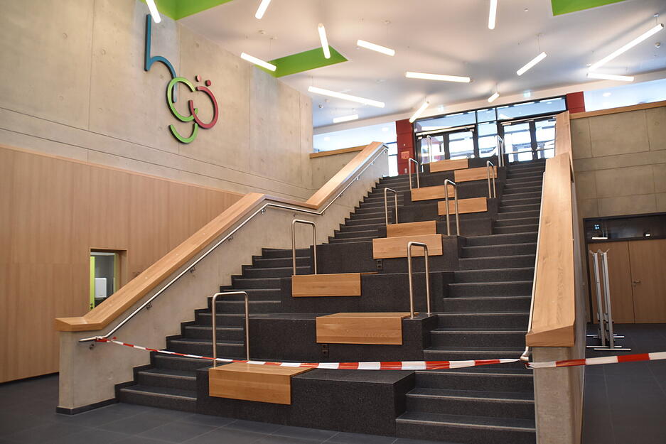 Im Hohenlohe-Gymnasium in Öhringen ist eines der Wahllokale aufgebaut. Das Flatterband soll verhindern, dass Neugierige den Wahltag nutzen, um sich eigenmächtig eine Führung durch das nagelneue Hauptgebäude des Gymnasiums zu gönnen.