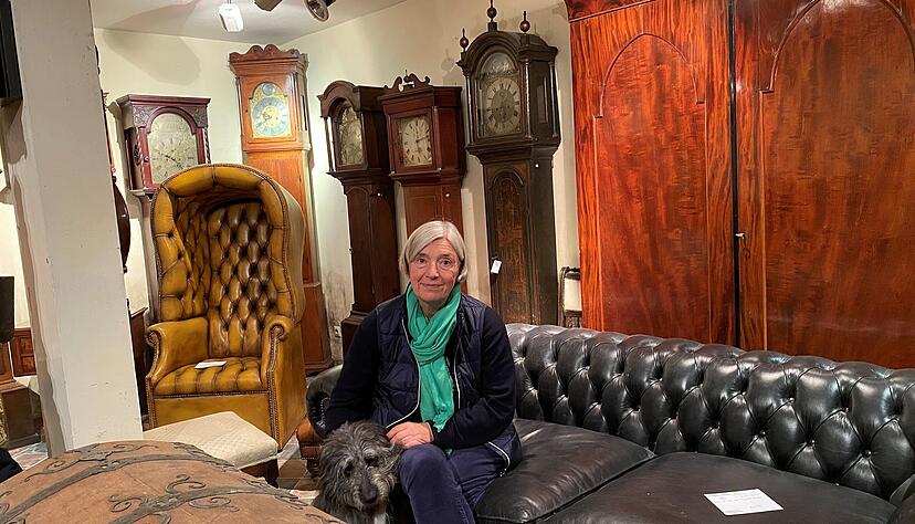 Nach dem Tod von John Birchall verkauft Andrea Kaufmann die verbliebenen Antiquitäten. An jedem Wochenende im Oktober findet ein Abverkauf im "Antik Cleversulzbach" statt. Nach dem Tod von John Birchall verkauft Andrea Kaufmann die verbliebenen Antiquitäten. An jedem Wochenende im Oktober findet ein Abverkauf im "Antik Cleversulzbach" statt.