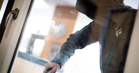 Unbekannte stiegen in ein Mehrfamilienhaus in Obersulm-Willsbach ein.