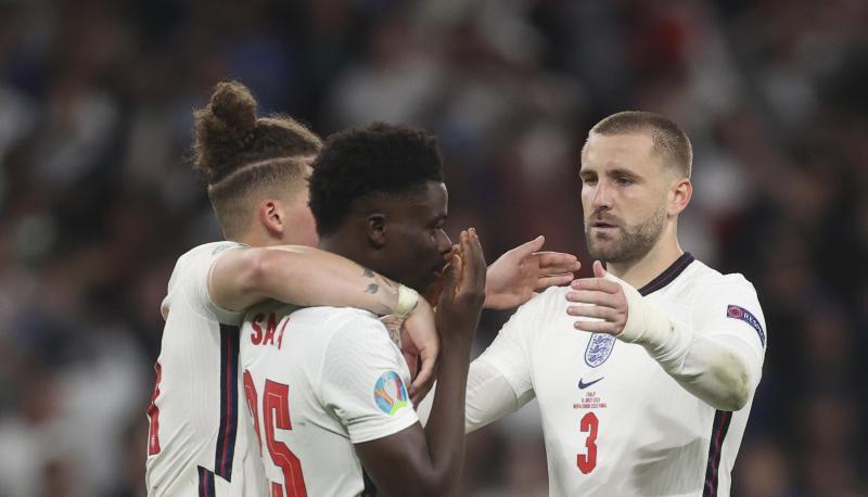 Untröstlich: Kalvin Phillips (l) und Luke Shaw (r) versuchen Bukayo Saka nach seinem Fehlschuss aufzurichten.