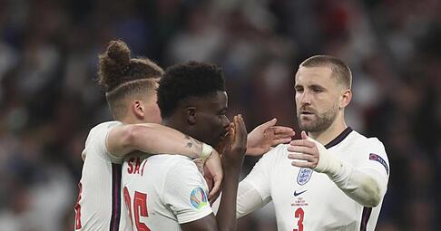 Untröstlich: Kalvin Phillips (l) und Luke Shaw (r) versuchen Bukayo Saka nach seinem Fehlschuss aufzurichten. Untröstlich: Kalvin Phillips (l) und Luke Shaw (r) versuchen Bukayo Saka nach seinem Fehlschuss aufzurichten.