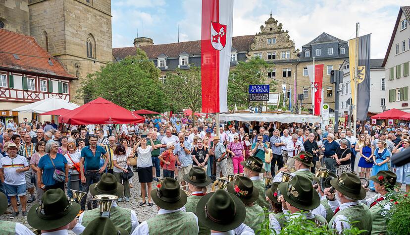 Die &Ouml;hringer Innenstadt verwandelt sich vom 3. bis 7. Juli in das Hohenloher Weindorf. Zehntausende Besucher werden erwartet. Zur Er&ouml;ffnung war der Marktplatz gut gef&uuml;llt.