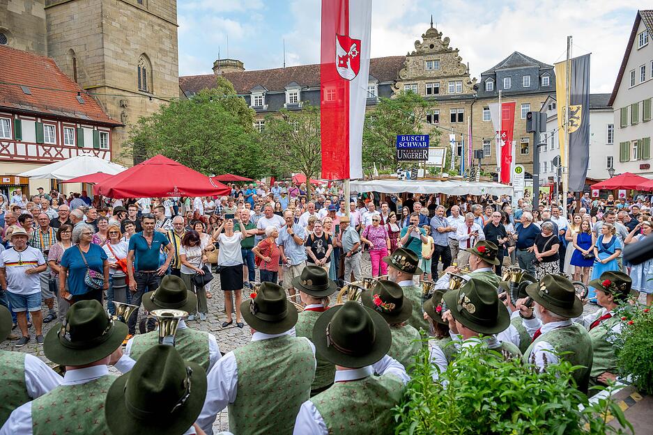 Die Öhringer Innenstadt verwandelt sich vom 3. bis 7. Juli in das Hohenloher Weindorf. Zehntausende Besucher werden erwartet. Zur Eröffnung war der Marktplatz gut gefüllt. Die Öhringer Innenstadt verwandelt sich vom 3. bis 7. Juli in das Hohenloher Weindorf. Zehntausende Besucher werden erwartet. Zur Eröffnung war der Marktplatz gut gefüllt.