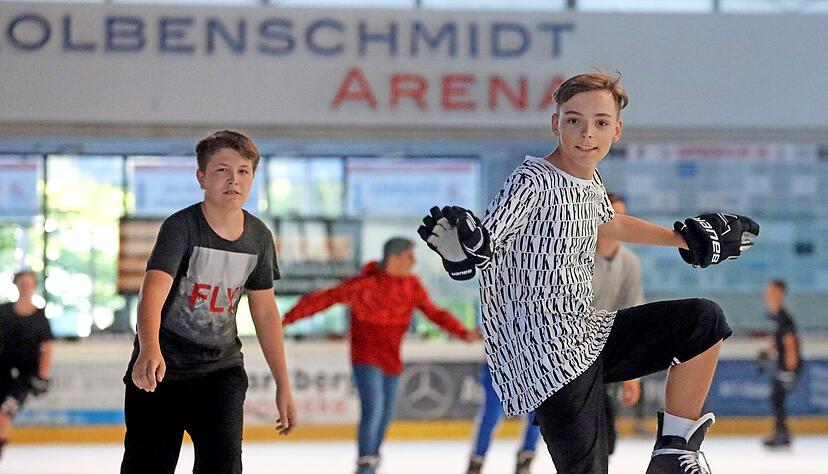 Mit Handschuhen und Jacke trotz brütender Augusthitze: Beim Eislaufen zur Musik haben vor allem Jugendliche am frühen Samstagabend in der Kolbenschmidt-Arena ihren Spaß.
Fotos: Ralf Seidel
