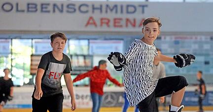 Mit Handschuhen und Jacke trotz brütender Augusthitze: Beim Eislaufen zur Musik haben vor allem Jugendliche am frühen Samstagabend in der Kolbenschmidt-Arena ihren Spaß.
Fotos: Ralf Seidel