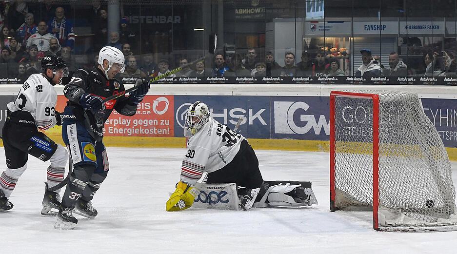 Im ersten Spiel geht es gegen die Füchse Duisburg. Im ersten Spiel geht es gegen die Füchse Duisburg.