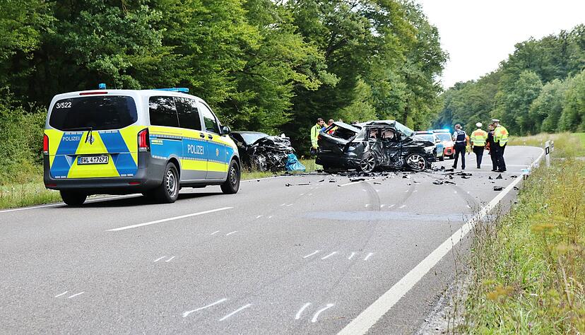 Schwerer Unfall auf dem Autobahnzubringer B328 zwischen Aspach und Großbottwar. Schwerer Unfall auf dem Autobahnzubringer B328 zwischen Aspach und Großbottwar.