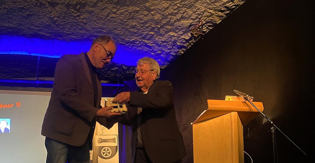 "Umfangreich und vielschichtig": So beschreibt Andreas Thiel (links) das Buch "Leben am Limes" von Heinrich K&uuml;hner (rechts).