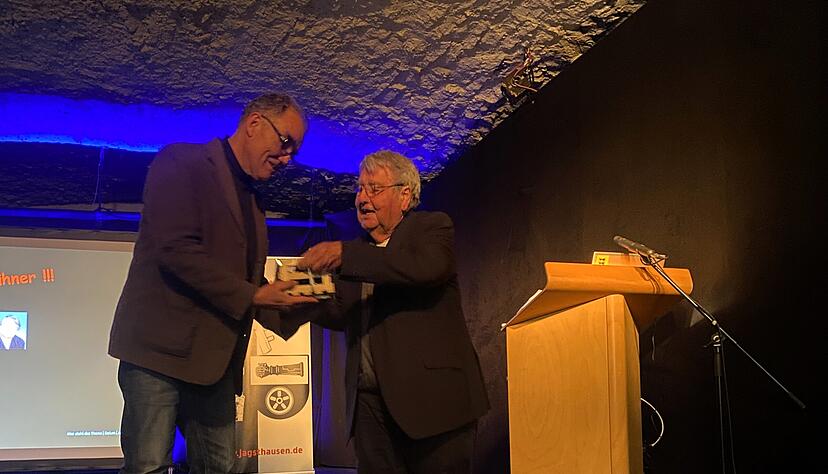 "Umfangreich und vielschichtig": So beschreibt Andreas Thiel (links) das Buch "Leben am Limes" von Heinrich K&uuml;hner (rechts).