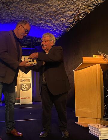 "Umfangreich und vielschichtig": So beschreibt Andreas Thiel (links) das Buch "Leben am Limes" von Heinrich K&uuml;hner (rechts).