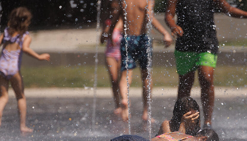 Verhalten bei Hitze: Viel trinken, sich in kühlen Räumen aufhalten, im Schatten bleiben, vor UV-Strahlung schützen. Verhalten bei Hitze: Viel trinken, sich in kühlen Räumen aufhalten, im Schatten bleiben, vor UV-Strahlung schützen.